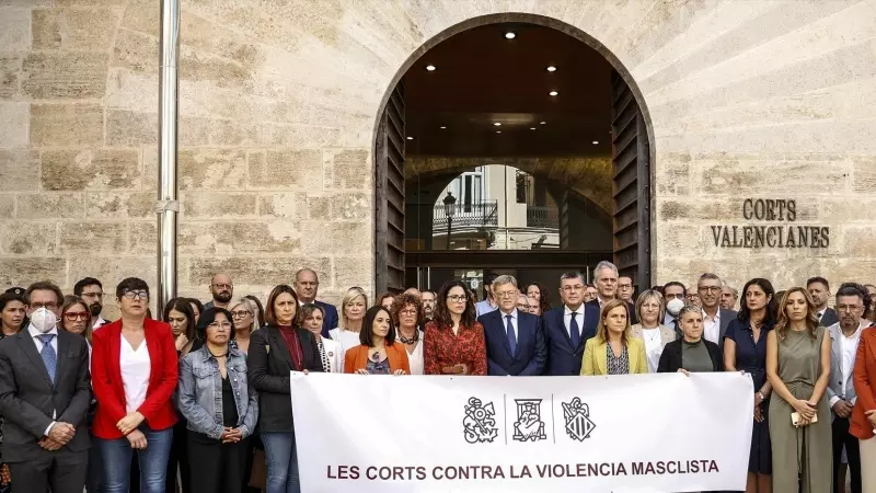 Minuto de silencio en la puerta de Les Corts Valencianes tras una asesinato machista en septiembre de 2022.
