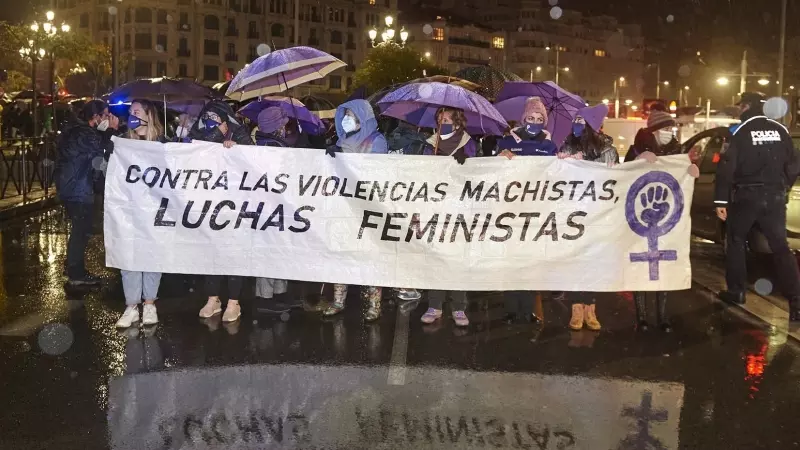 Un grupo de personas participa en una manifestación convocada por la Comisión 8 de Marzo contra la violencia machista, desde la rotonda de Puertochico hasta la Plaza del Ayuntamiento, a 25 de noviembre de 2021, en Santander, Cantabria, (España).