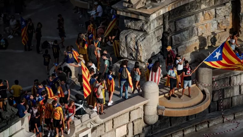Varias personas con banderas de la estelada durante una manifestación convocada por la ACN con motivo de la Diada 2023, a 11 de septiembre de 2023, en Barcelona, Catalunya.