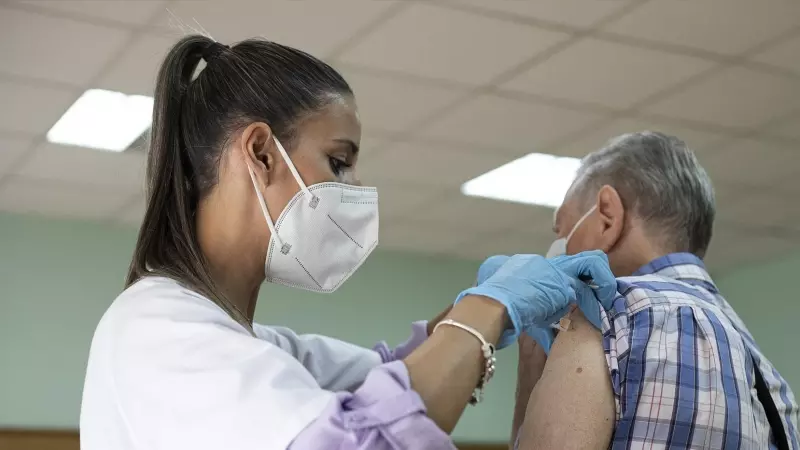 Una enfermera vacuna a un hombre contra la gripe y la Covid-19 en octubre de 2022 en Sevilla.