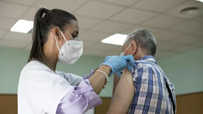 Una enfermera vacuna a un hombre contra la gripe y la Covid-19 en octubre de 2022 en Sevilla.