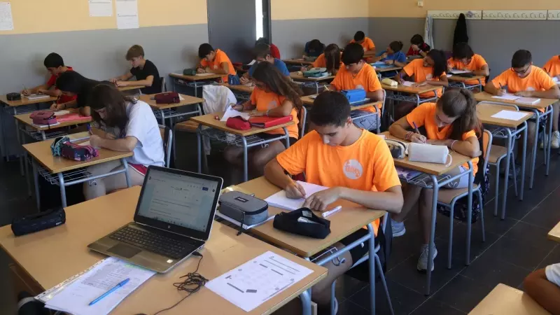 Alumnes de la classe de 4t d’ESO de l’Institut Carles Rahola de Girona estudiant en els primers dies de curs
