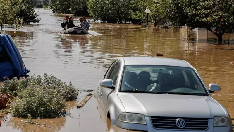 Los lugareños huyen de una zona inundada en un bote de goma, ya que los niveles del río Pineios aumentaron durante la noche, después de la tormenta Daniel, en Larissa, Grecia, el 9 de septiembre de 2023.