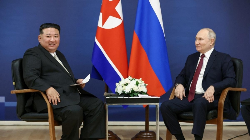 El presidente de Rusia, Vladimir Putin, y el líder de Corea del Norte, Kim Jong Un, asisten a una reunión en el cosmódromo de Vostochny, en el extremo oriental de la región de Amur, Rusia, el 13 de septiembre de 2023.