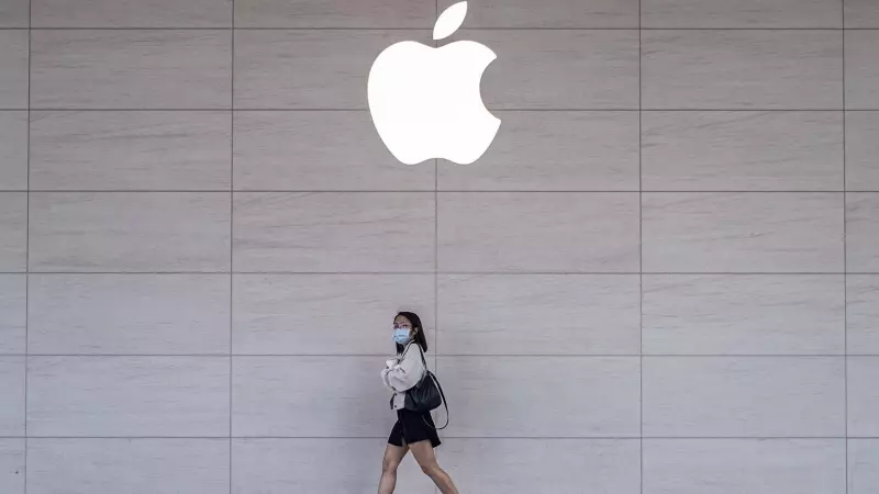 Una mujer camina con una máscara, tras la presentación del Iphone 12, en 2020. Imagen de archivo.