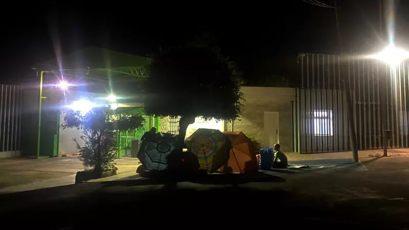 Varios solicitantes de asilo latinos pasan la noche frente al CETI de Melilla el pasado martes, cuando se les impidió el acceso a las instalaciones.