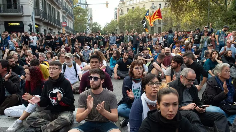 Fotografía de octubre de 2019 de manifestantes en el entorno de la plaza Urquinaona en la sexta jornada de protestas en Barcelona contra la sentencia del Supremo por el 'procés'. E.P./Germán Lama
