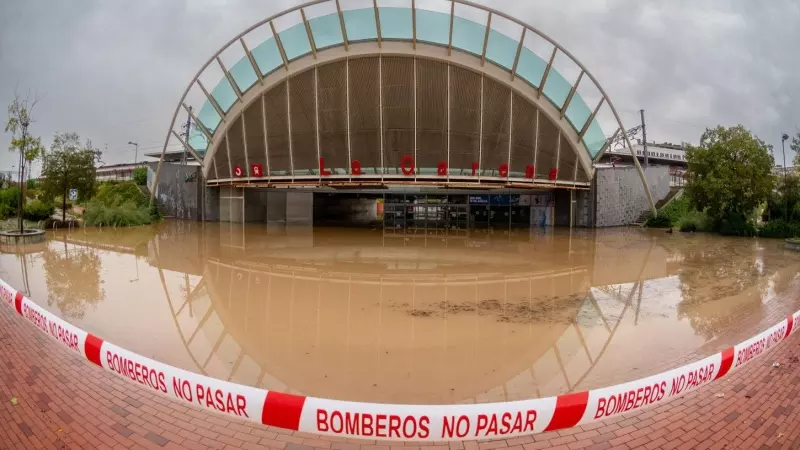 Imagen de una zona inundada en la estación de la Garena en Alcalá de Henares, Madrid, tras las fuertes lluvias caídas anoche.