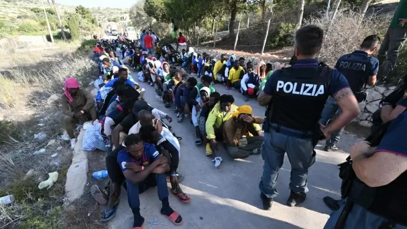 Cientos de migrantes recién llegado a Lampedusa (Italia) espera su traslado a otros lugares del país.