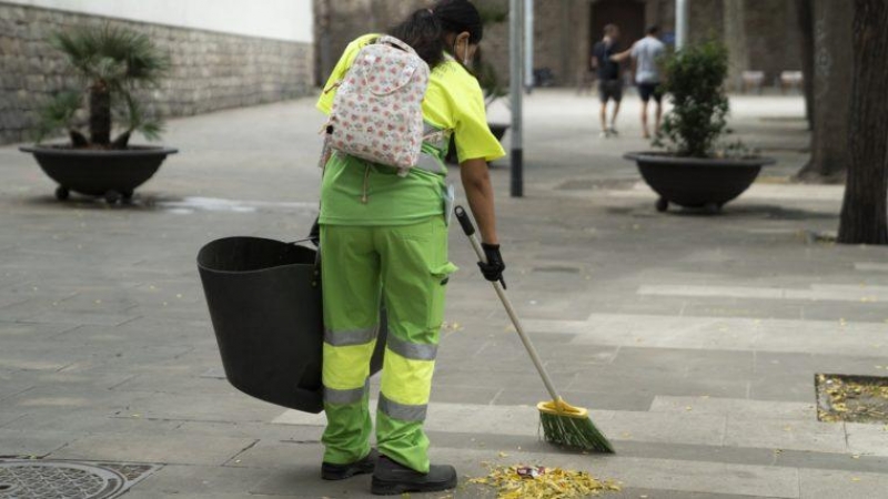 15/09/23 Foto de archivo de una trabajadora del servicio de limpieza