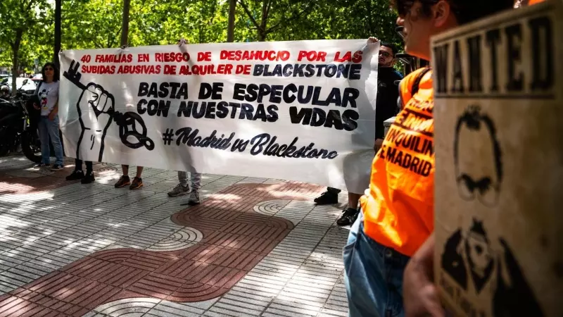 Varias pancartas durante una protesta del Sindicato de inquilinas de Madrid y Stop desahucios contra los desahucios de Blackstone.