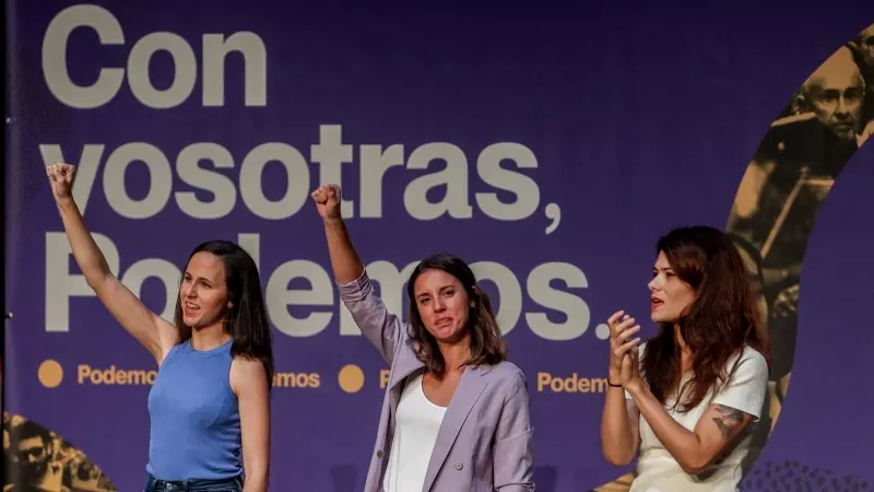 La secretaria general de Podemos y ministra de Derechos Sociales y Agenda 2030 en funciones, Ione Belarra; la ministra de Igualdad en funciones, Irene Montero; y la portavoz del partido Isa Serra; saludan en un acto de Podemos, en el Teatro Fernando de Ro