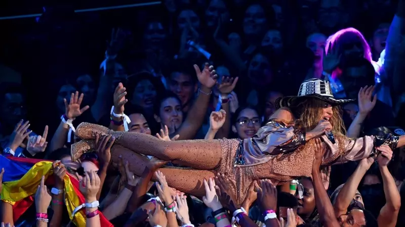 La cantante colombiana Shakira surfea mientras actúa en los MTV Video Music Awards 2023 en el Prudential Center de Newark.