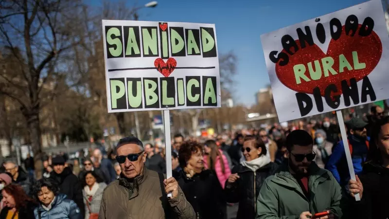 Miles de personas marchan contra el desmantelamiento de la Sanidad Pública, en la protesta bajo el lema 'Madrid se levanta y exige una Sanidad pública', hacia la plaza de Cibeles, a 12 de febrero de 2023, en Madrid (España).
