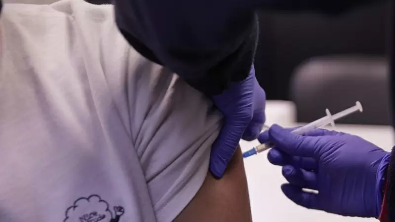 21/09/23-Detalle de una persona recibiendo la tercera dosis de la vacuna contra el Covid-19, en el Centro de Salud Pavones de Madrid, a 3 de febrero de 2022.