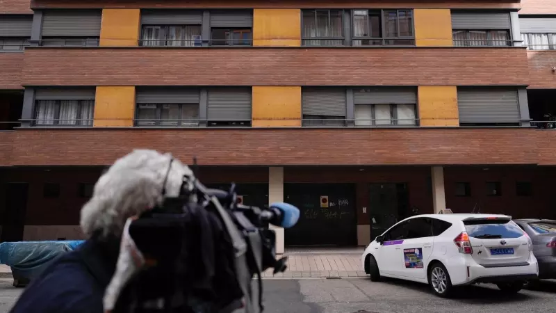 Un cámara de televisión graba el edificio en el que vivía la mujer de 31 años que falleció la noche del pasado miércoles tras precipitarse desde un tercer piso en Valladolid, a 22 de septiembre de 2023