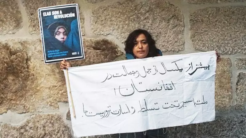 25/9/23 assouda Kohistani, refugiada afgana, con una pancarta que dice: 'Ya pasó más de un año de silencio sobre Afganistán y la nación sigue cautiva de los talibanes'.