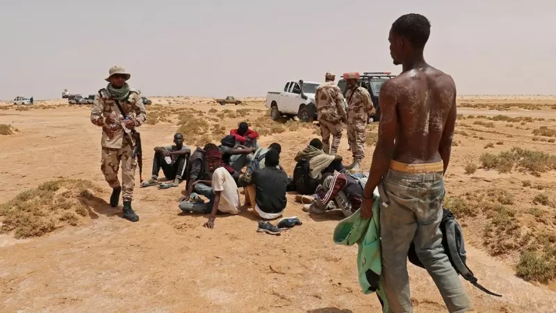 Un grupo de migrantes subsaharianos el asistido por militares libios después de que las autoridades de Túnez los trasladaran forzosamente al desierto y fueran abandonados sin agua ni comida el pasado julio.
