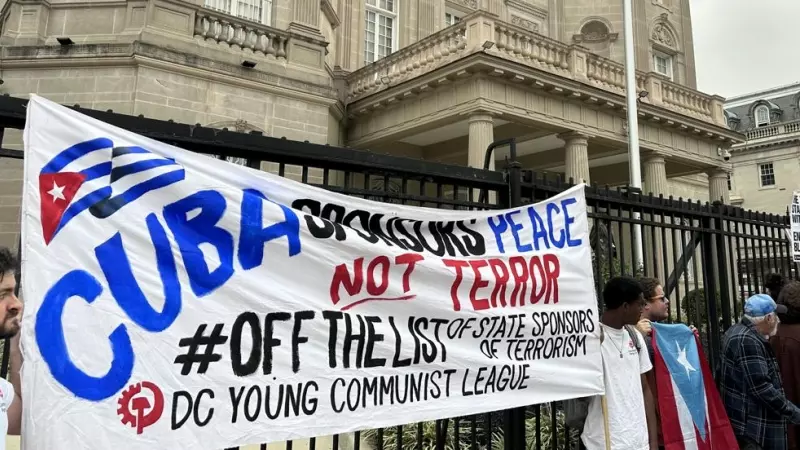 26/09/23-Personas se manifiestan frente a la embajada de Cuba en Washington (EEUU), a 25 de septiembre de 2023.