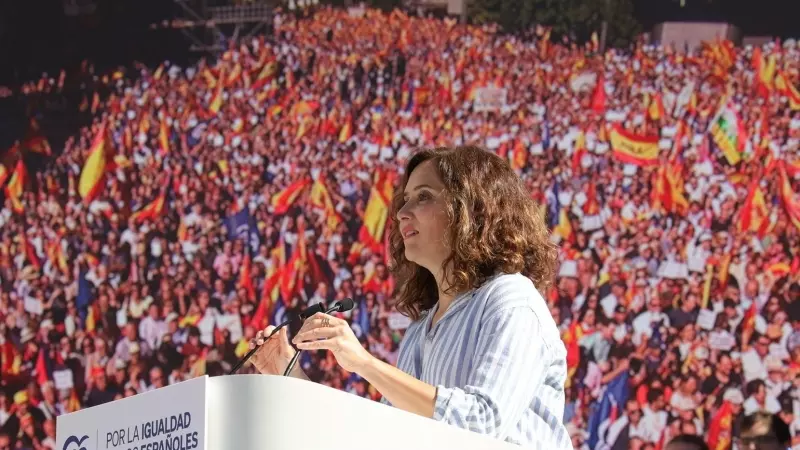 La presidenta de la Comunidad de Madrid, Isabel Díaz Ayuso, interviene durante la manifestación organizada por el PP, en la plaza de Felipe II, a 24 de septiembre de 2023, en Madrid (España).