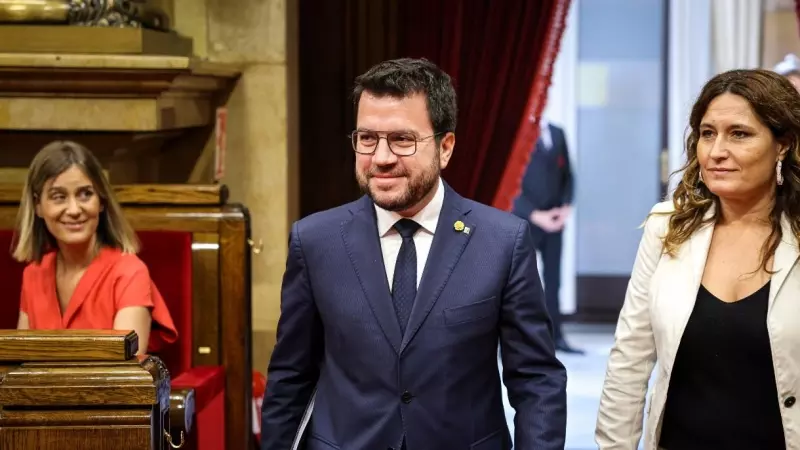26/09/2023 - Pere Aragonès al costat de la consellera de la Presidència, Laura Vilagrà, i sota la mirada de Jéssica Albiach (En Comú Podem) aquest dimarts al Parlament.