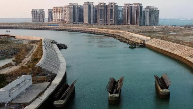 Vista aérea de un bloque de 39 edificios de viviendas promovidos por la inmobiliaria China Evergrande Group sobre los cuales las autoridades emitieron una orden de demolición, en la isla artificial Ocean Flower, en Danzhou, provincia de Hainan, China. REU
