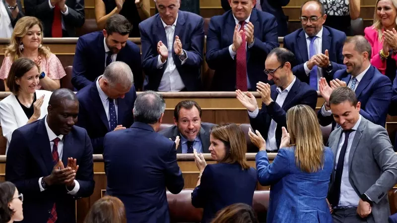 El diputado del PSOE Óscar Puente, mientras es aplaudido en el debate de investidura de Alberto Núñez Feijóo.
