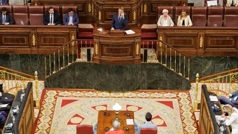El líder del PP y candidato a la Presidencia del Gobierno, Alberto Núñez Feijóo, interviene durante la primera sesión del debate de investidura del líder del PP, en el Congreso de los Diputados, a 26 de septiembre de 2023, en Madrid (España)
