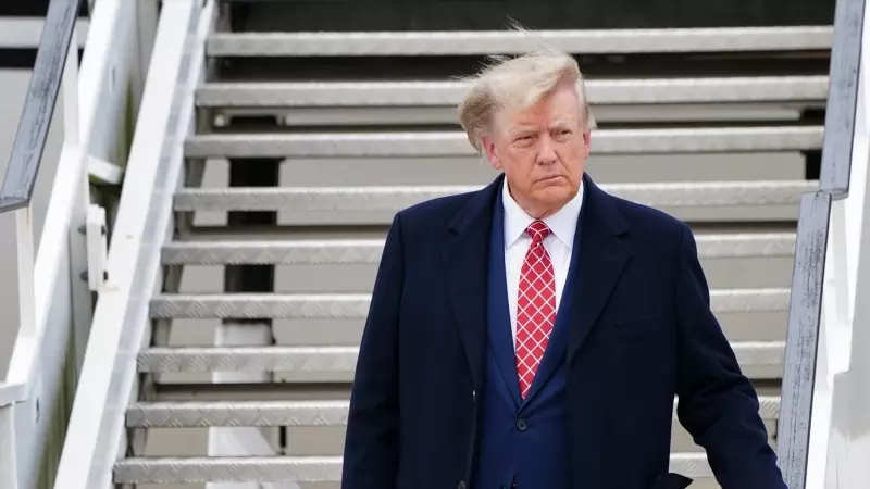 27/09/23-Donald Trump llegando a Escocia en su avión privado, a 1 de mayo de 2023.