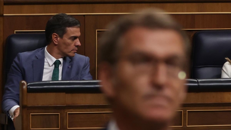 El presidente del Gobierno en funciones Pedro Sánchez (i) asisten a la primera sesión del debate de investidura de Alberto Núñez Feijóo (d) a la Presidencia del Gobierno, este martes en el Congreso.