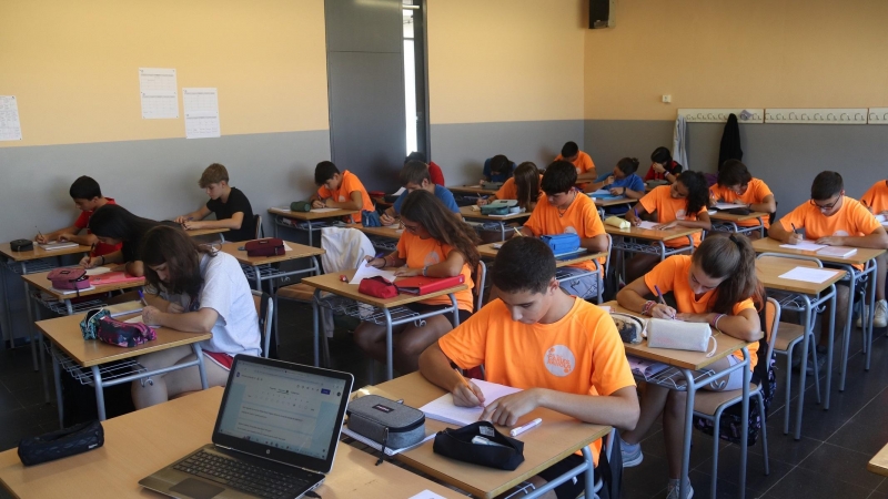Alumnes de la classe de 4t d’ESO de l’Institut Carles Rahola de Girona estudiant en els primers dies de curs.