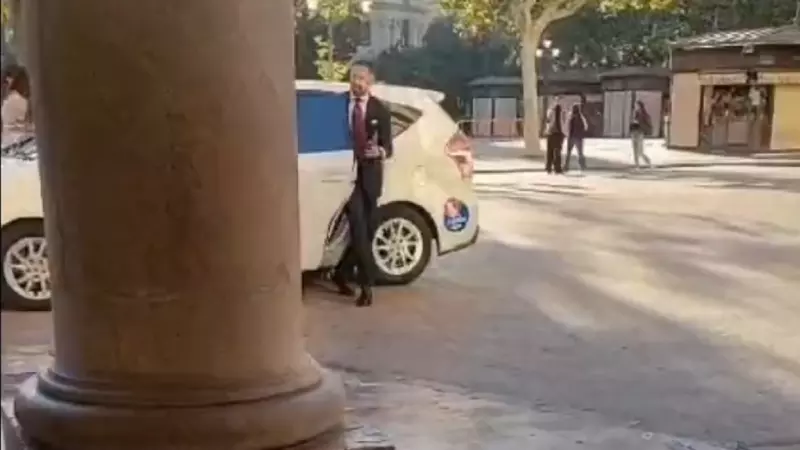 El portavoz de Vox en València, Juanma Badenas, sale de un taxi a cuyo conductor ha obligado a entrar en una zona peatonal frente al Ayuntamiento