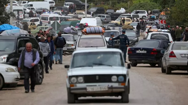 Vehículos y personas a pie buscan cruzar a Armenia tras marcharse de Nagorno Karabaj, en Kornidzor, a 26 de septiembre de 2023.