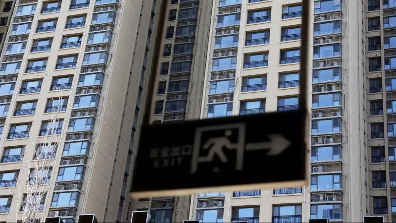 Una señal de salida enfrente de un complejo de viviendas promovido por Evergrande, en Pekín. REUTERS/Florence Lo