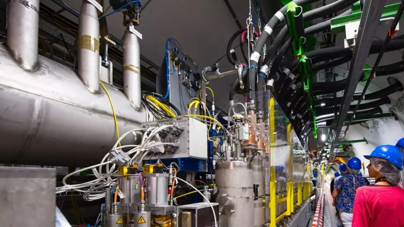 Imagen de una visita al acelerador de partículas del CERN, En Francia y Suiza.