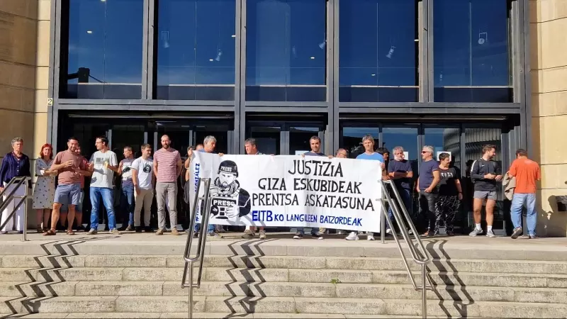 Trabajadores de EITB protestando por los derechos del periodista Pablo González preso en Polonia. Sede de EITB en Bilbao. 28/09/2023