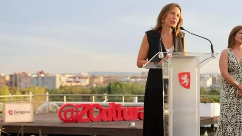 La alcaldesa de Zaragoza, Natalia Chueca, con su concejal de Cultura, Sara Fernández, una de las comensales de la merendola de hamburguesas.