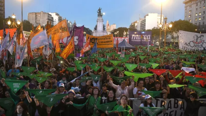 Miles de mujeres y decenas de colectivos feministas de Argentina marcharon este jueves por las calles de Buenos Aires en el Día de Acción por la Despenalización del Aborto.
