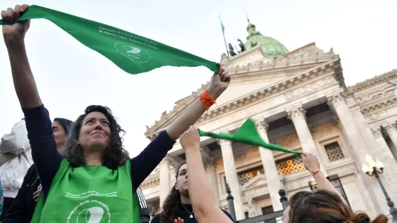 Miles de mujeres y decenas de colectivos feministas de Argentina marcharon este jueves por las calles de Buenos Aires en el Día de Acción por la Despenalización del Aborto.
