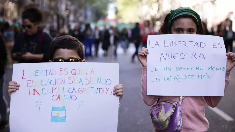 Miles de personas marcharon este jueves en Buenos Aires en defensa del aborto legal, que según los manifestantes 'está en peligro' si la extrema derecha Javier Milei gana las elecciones.