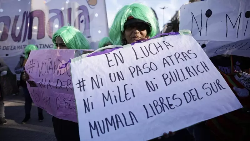 Miles de personas marcharon este jueves en Buenos Aires en defensa del aborto legal, que según los manifestantes 'está en peligro' si la extrema derecha Javier Milei gana las elecciones.