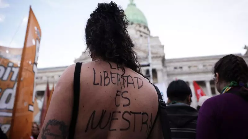 Miles de personas marcharon este jueves en Buenos Aires en defensa del aborto legal, que según los manifestantes 'está en peligro' si la extrema derecha Javier Milei gana las elecciones.