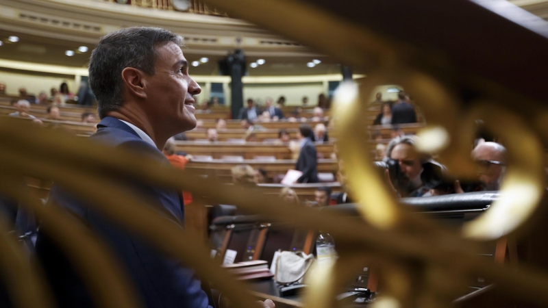 El presidente del Gobierno en funciones, Pedro Sánchez en el hemiciclo antes de la segunda votación a la investidura del candidato popular Alberto Núñez Feijóo, este viernes en el Congreso