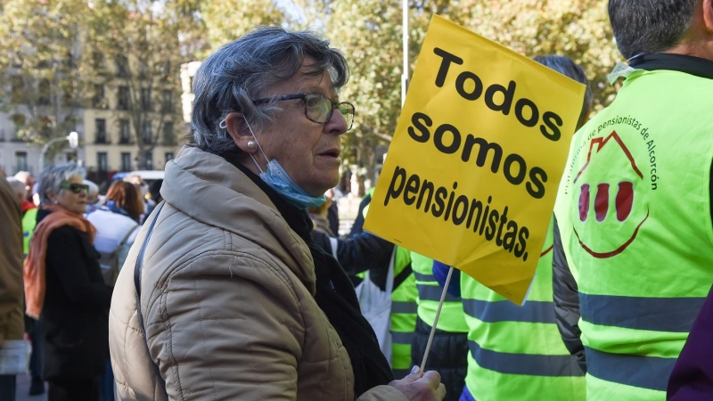 Una mujer sostiene un cartel en una manifestación para exigir una mejora de las pensiones, en noviembre de 2022, en Madrid. E.P./Gustavo Valiente