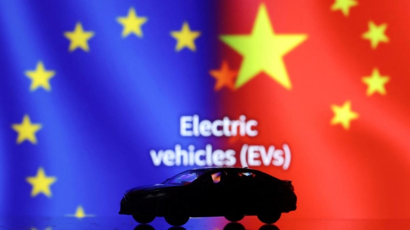Una ilustración muestra un vehículo eléctrico junto a las banderas de China y la Unión Europea, a 26 de septiembre de 2023