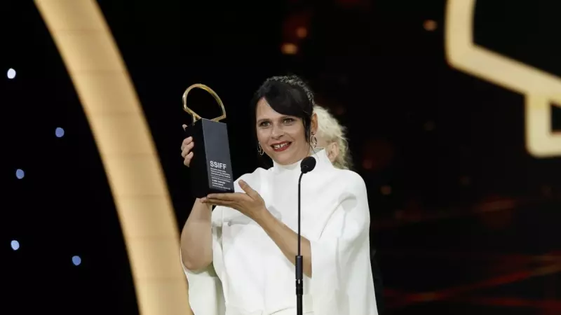 Jaione Camborda recibe la Concha de Oro a la Mejor Película por 'O Corno'