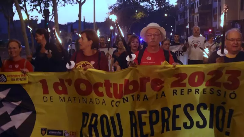 Una cinquantena de manifestants convocats pels CDR marxen des de Badalona fins a Barcelona pel sisè aniversari de l'1-O.
