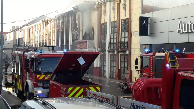 Varios camiones de Bomberos, frente a la discoteca de Atalayas, en Murcia, donde se ha producido un incendio, a 1 de octubre de 2023
