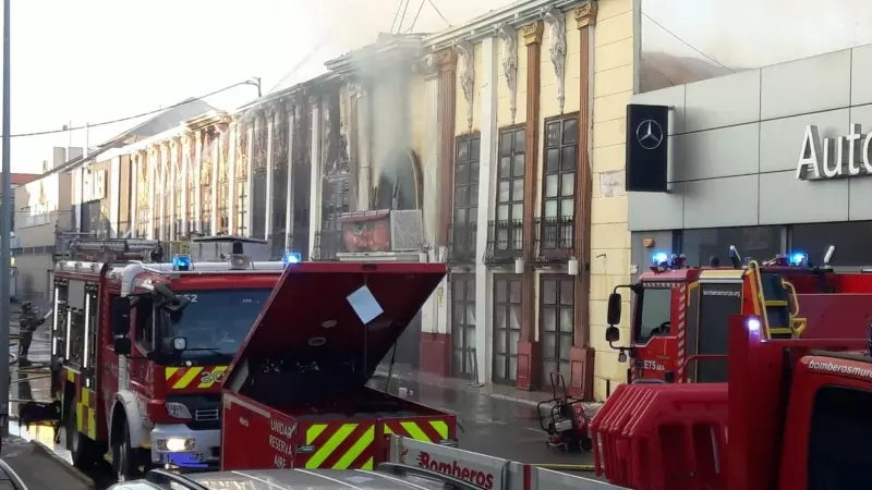 Varios camiones de Bomberos, frente a la discoteca de Atalayas, en Murcia, donde se ha producido un incendio, a 1 de octubre de 2023