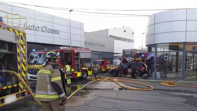 Los servicios de emergencias trabajan en la zona afectada por un incendio en la discoteca Teatre, en Murcia a 1 de octubre de 2023